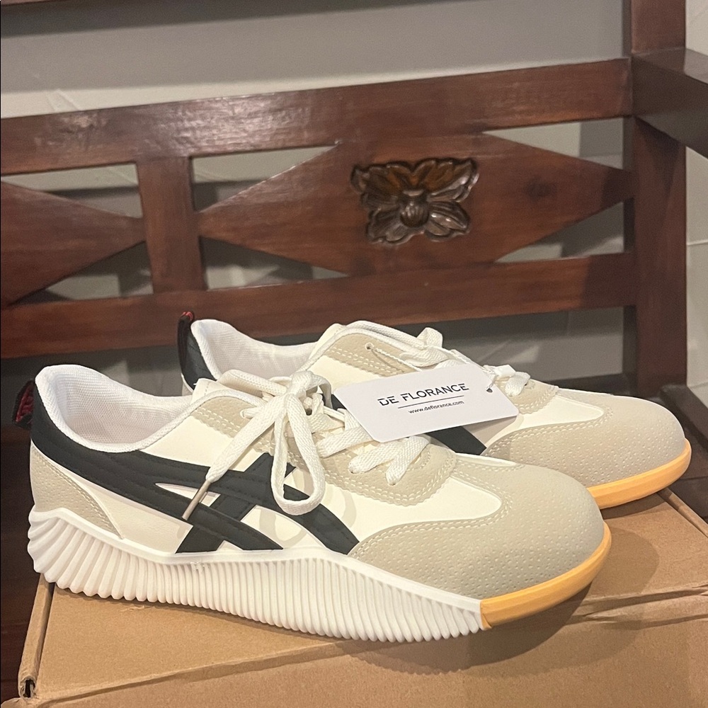 NWT De Florence Cloudea Sneakers. Size 42.